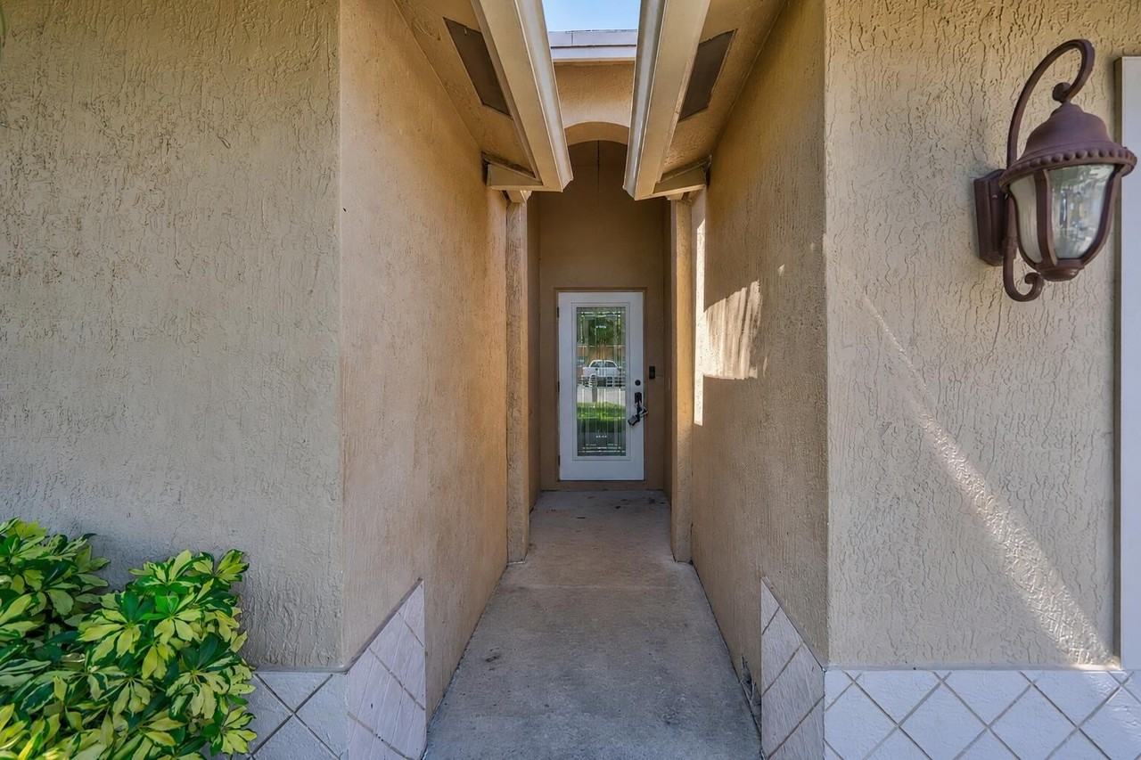 2241 Nw 3rd St - Photo 4 of 27