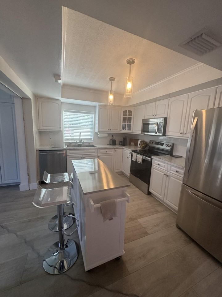 499 Sw 28th Ave - Photo 3 of 24