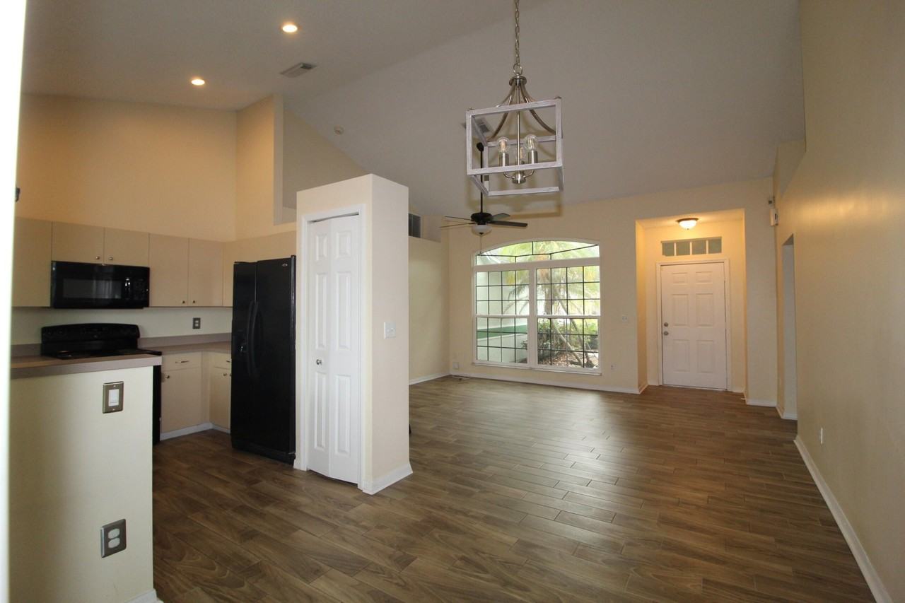 2073 Sw Capeador St - Photo 5 of 17