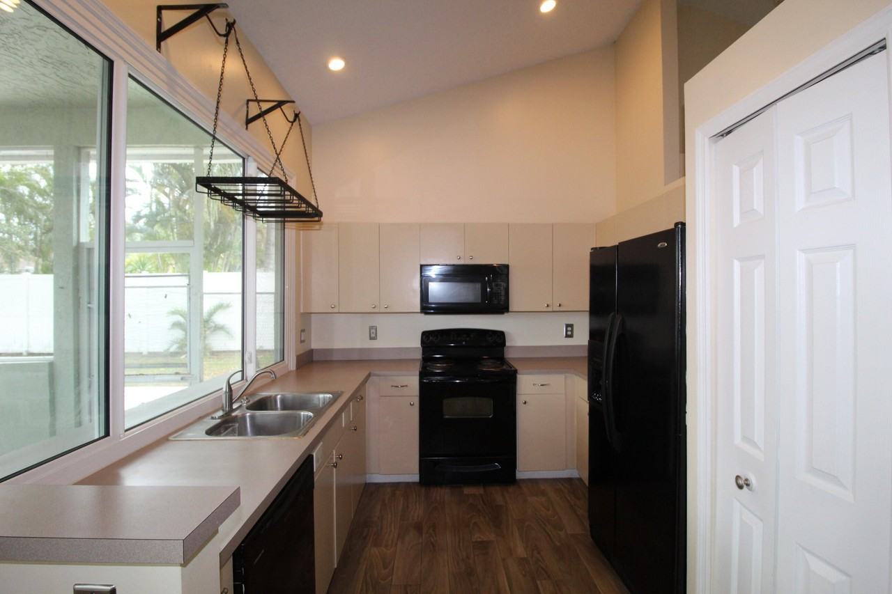 2073 Sw Capeador St - Photo 6 of 17