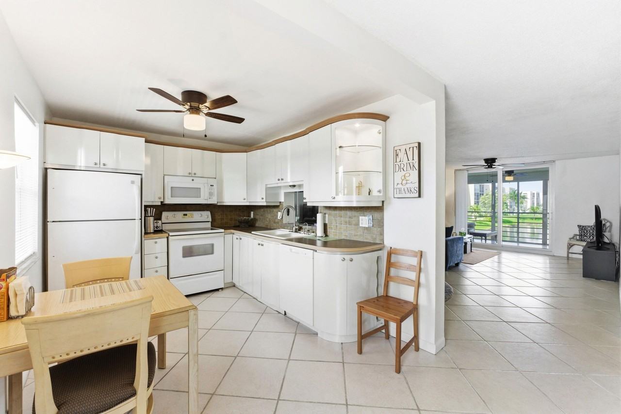 1024 Se 5th Ave #202 - Photo 4 of 16