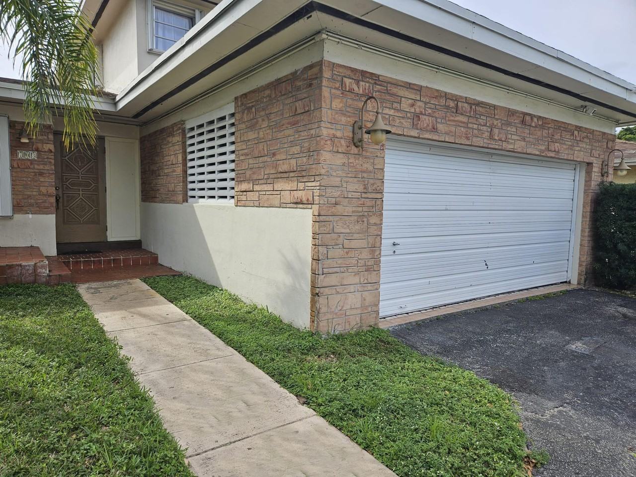 703 Nw 6th St #A - Photo 2 of 9