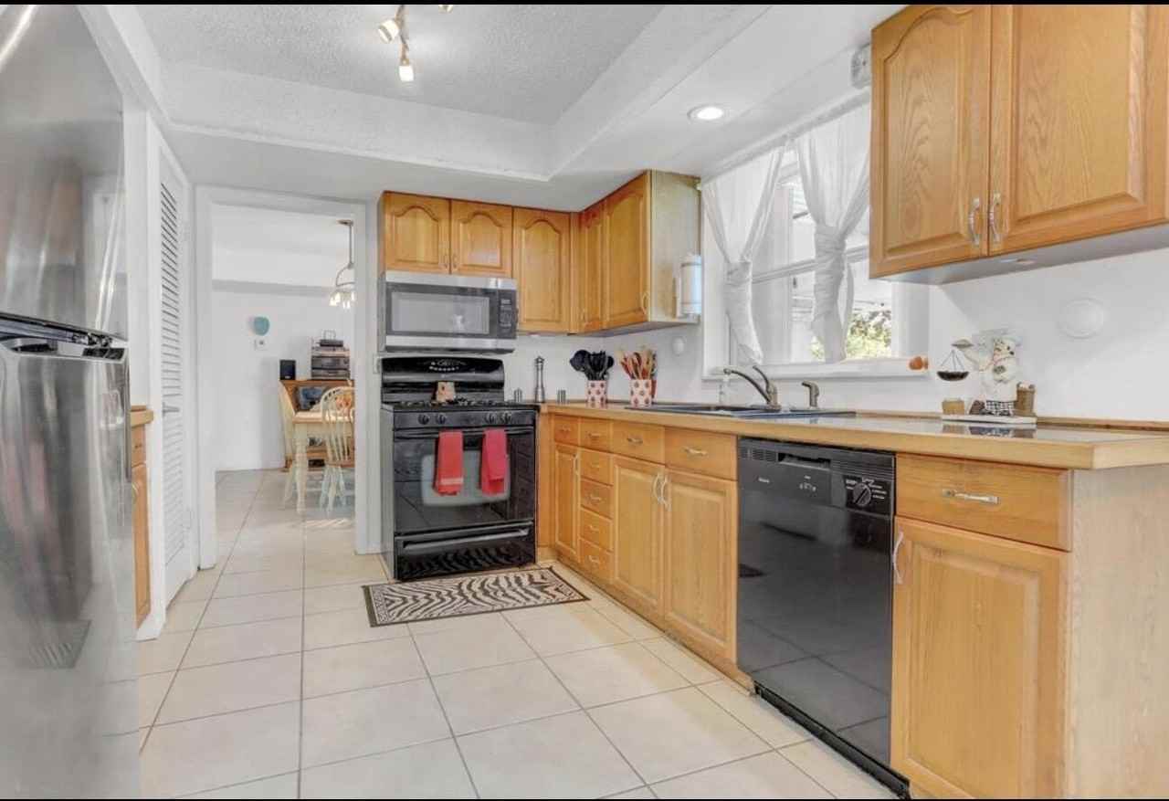 216 Ne Mainsail St - Photo 6 of 10