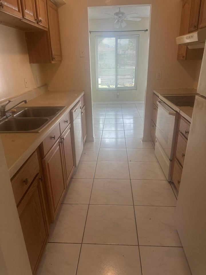 8251 Nw 39th St - Photo 3 of 4