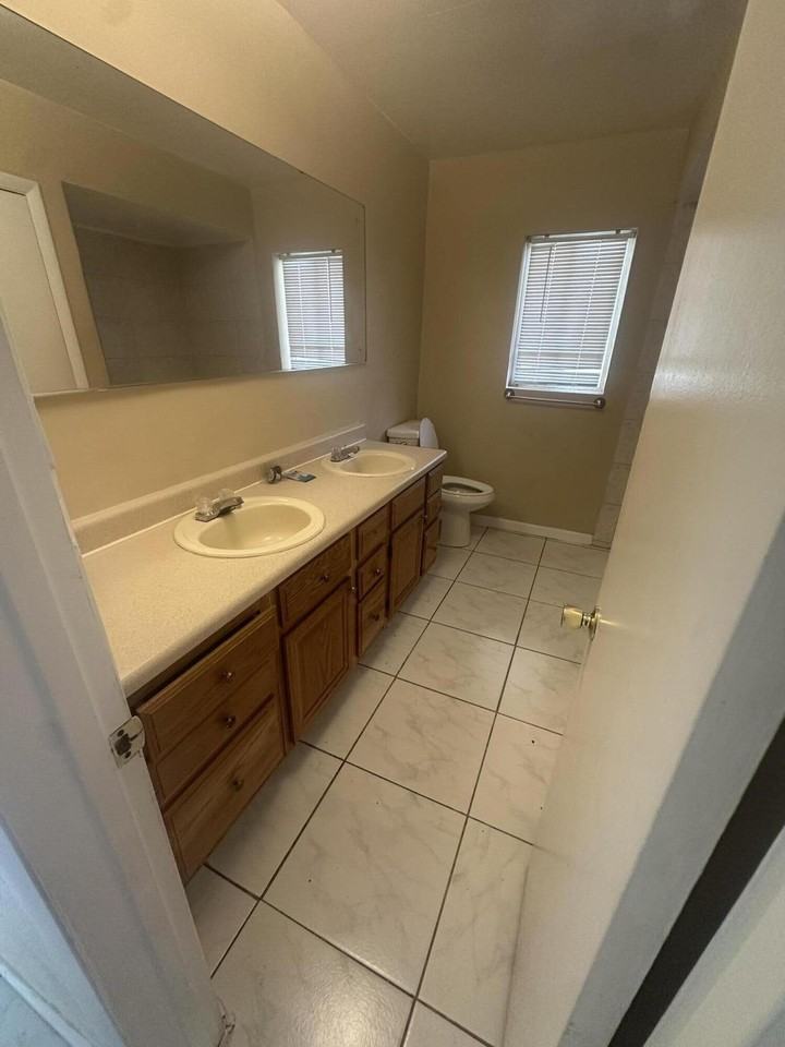 8251 Nw 39th St - Photo 4 of 4