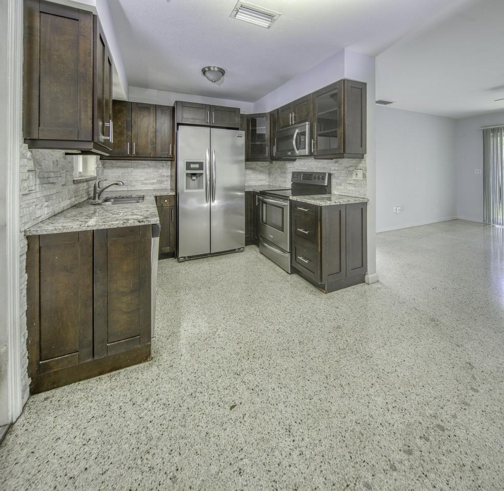 305 S Federal Hwy #2 - Photo 2 of 15