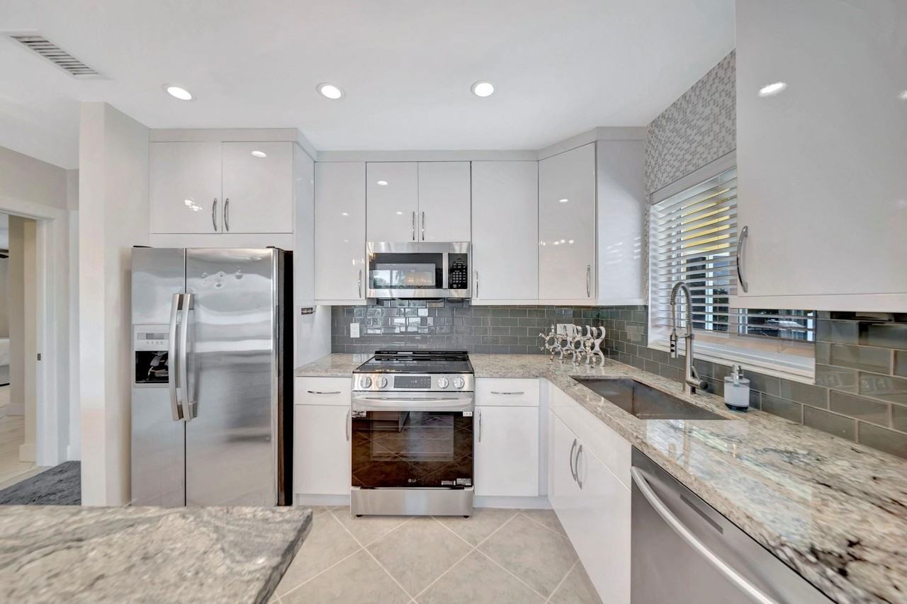 2811 Ne 51st St #16 - Photo 6 of 46