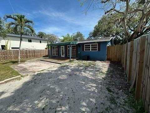 1424 Sw 9th St - Photo 3 of 35