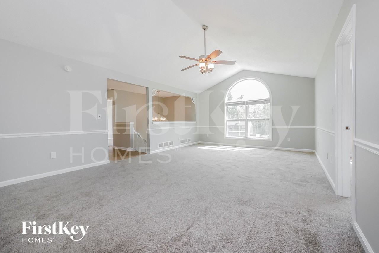 221 Whitney Ln - Photo 4 of 15