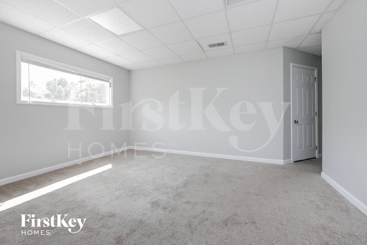 221 Whitney Ln - Photo 7 of 15