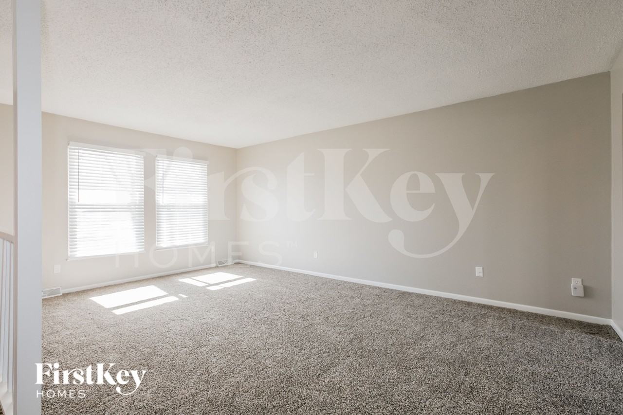 8418 Nw 68th St - Photo 4 of 19