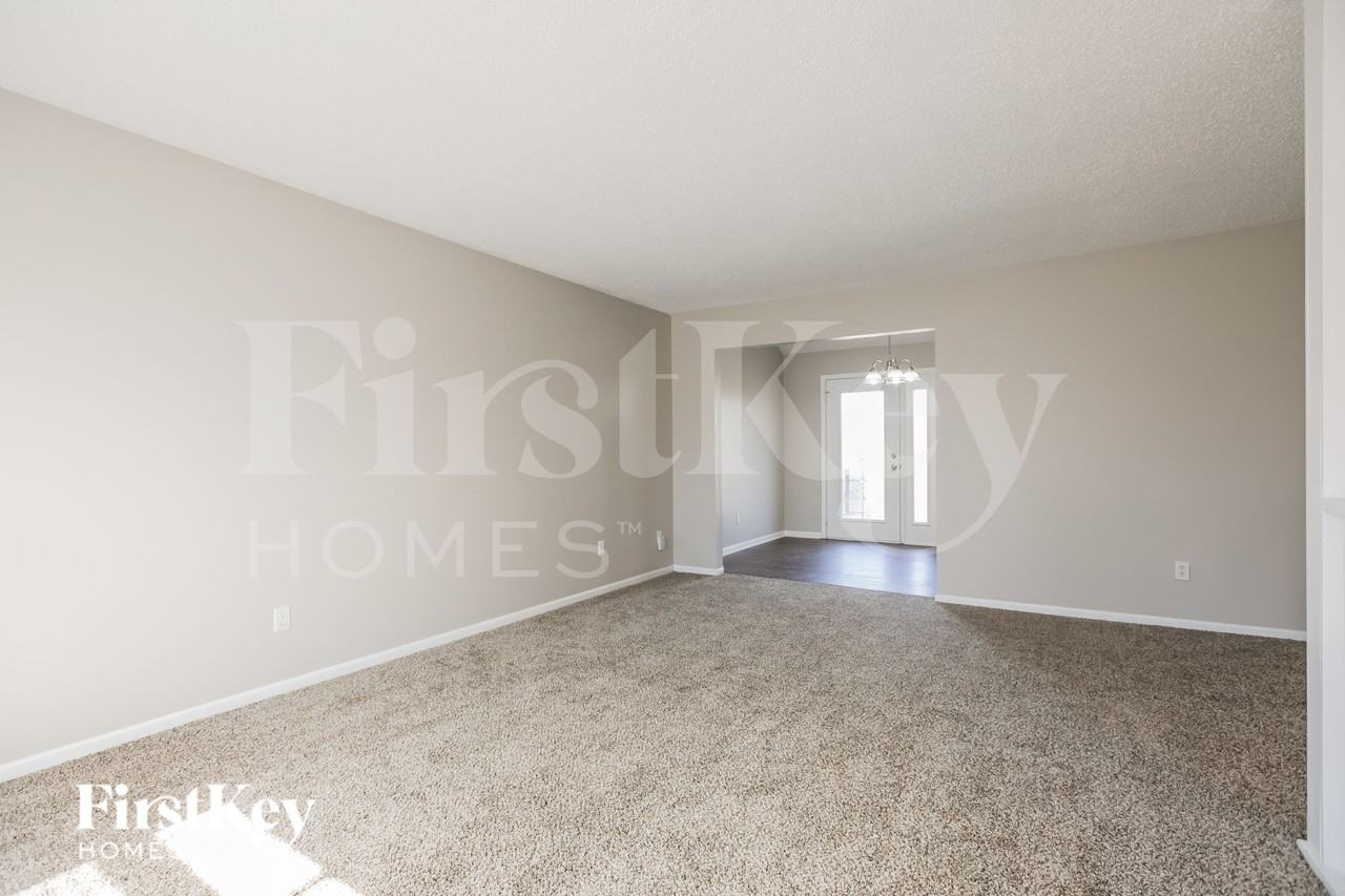 8418 Nw 68th St - Photo 6 of 19