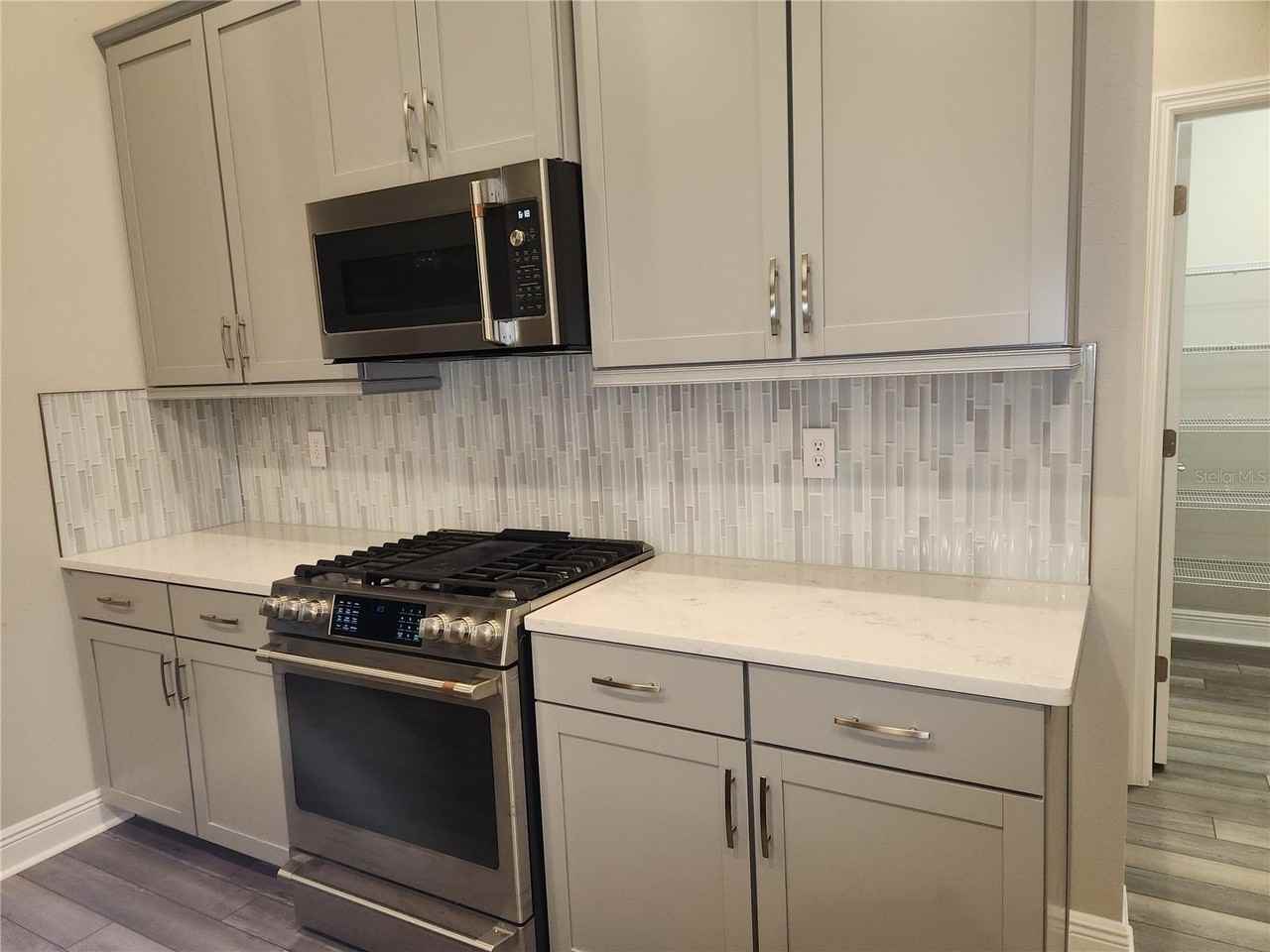 12573 Oak Hill Way - Photo 5 of 33