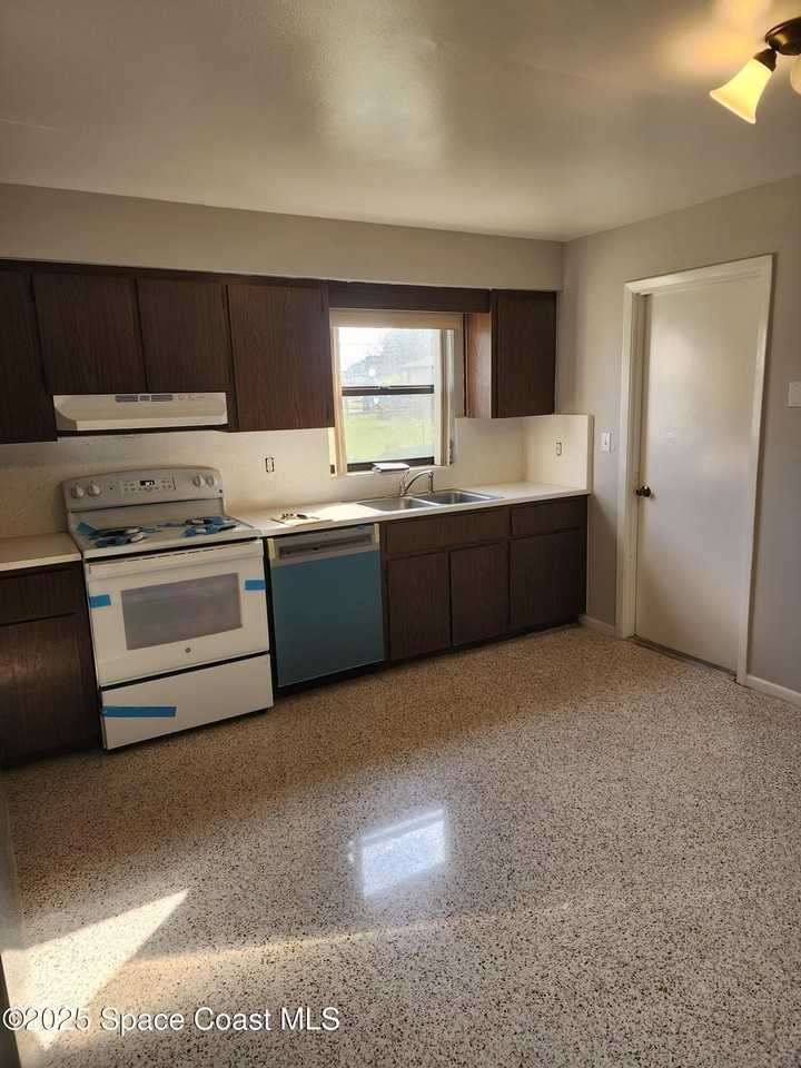 2745 Starlight Dr - Photo 3 of 20