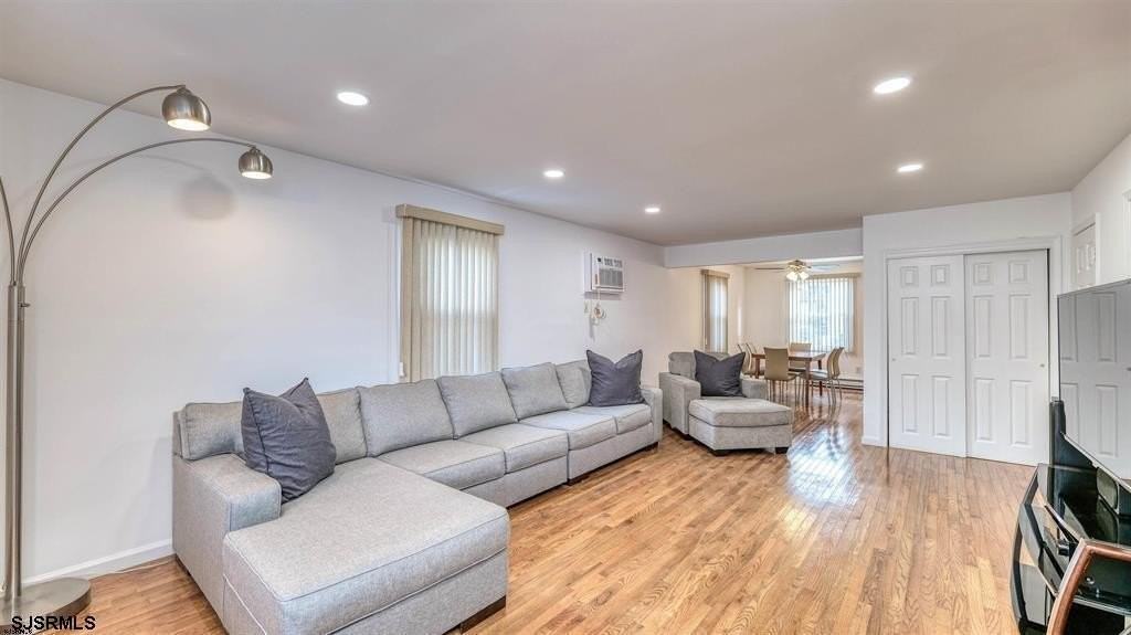 9709 Monmouth Ave - Photo 5 of 27