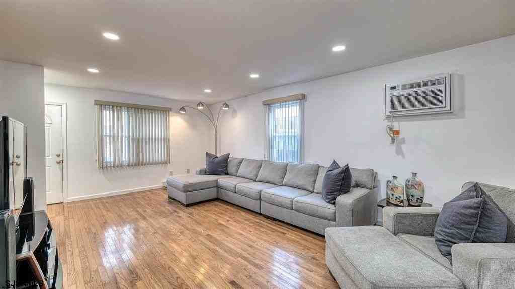 9709 Monmouth Ave - Photo 7 of 27