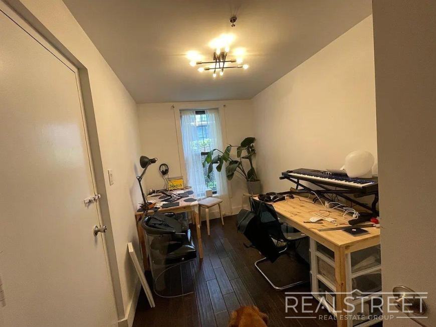 807 Quincy St - Photo 4 of 8