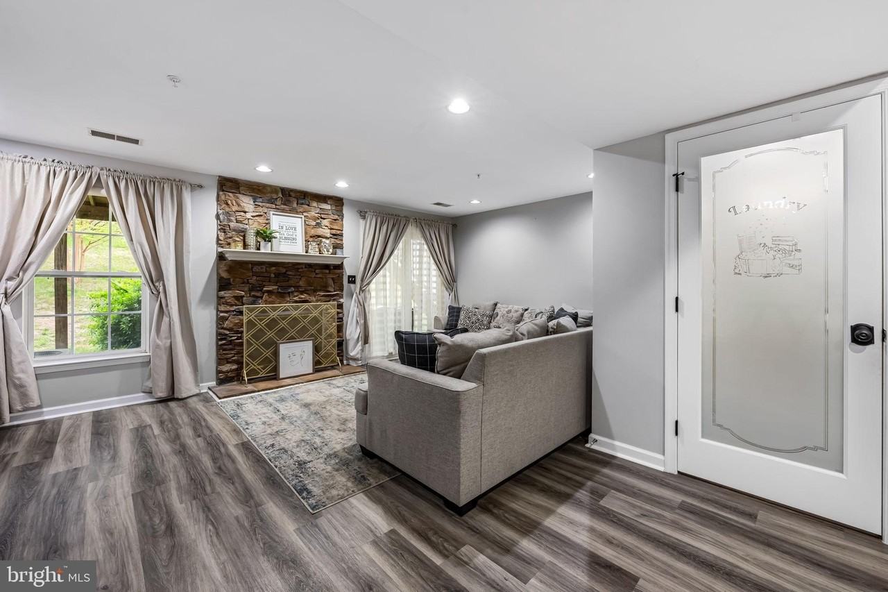 1436 Pangbourne Way - Photo 6 of 39