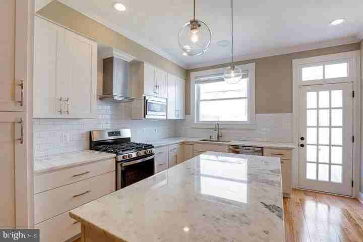 2820 Hudson St - Photo 7 of 31