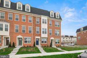 featured image of 527 E 7th St