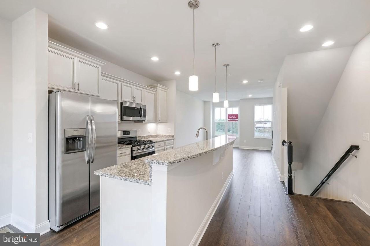 527 E 7th St - Photo 2 of 18