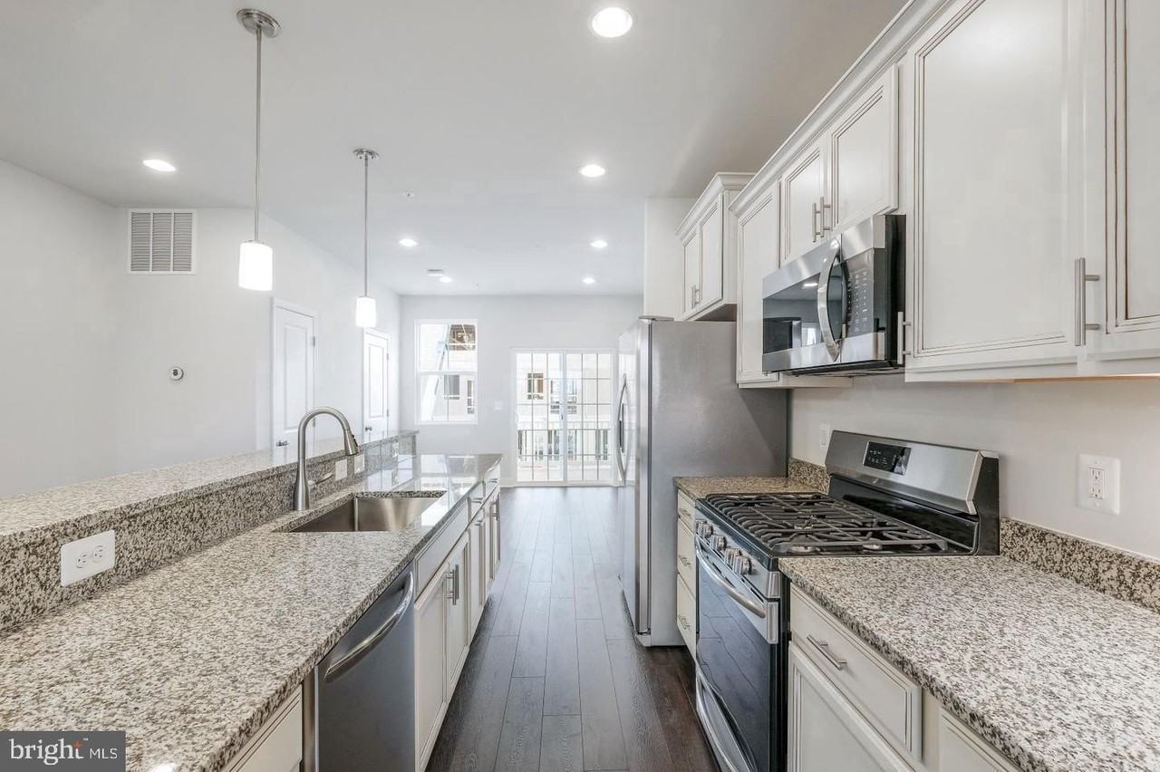 527 E 7th St - Photo 3 of 18
