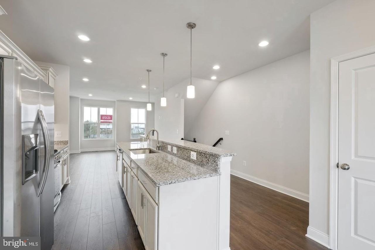 527 E 7th St - Photo 4 of 18