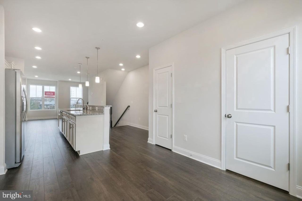 527 E 7th St - Photo 5 of 18