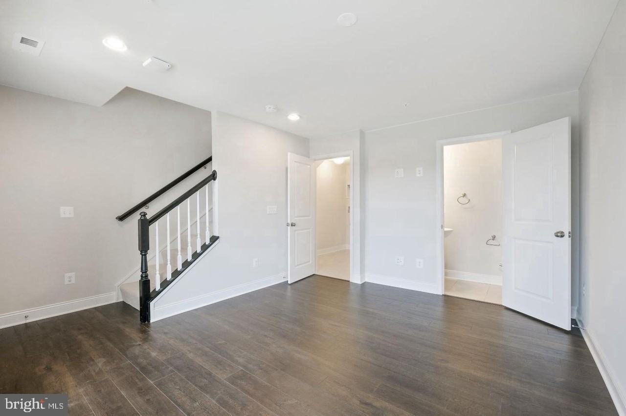 527 E 7th St - Photo 6 of 18