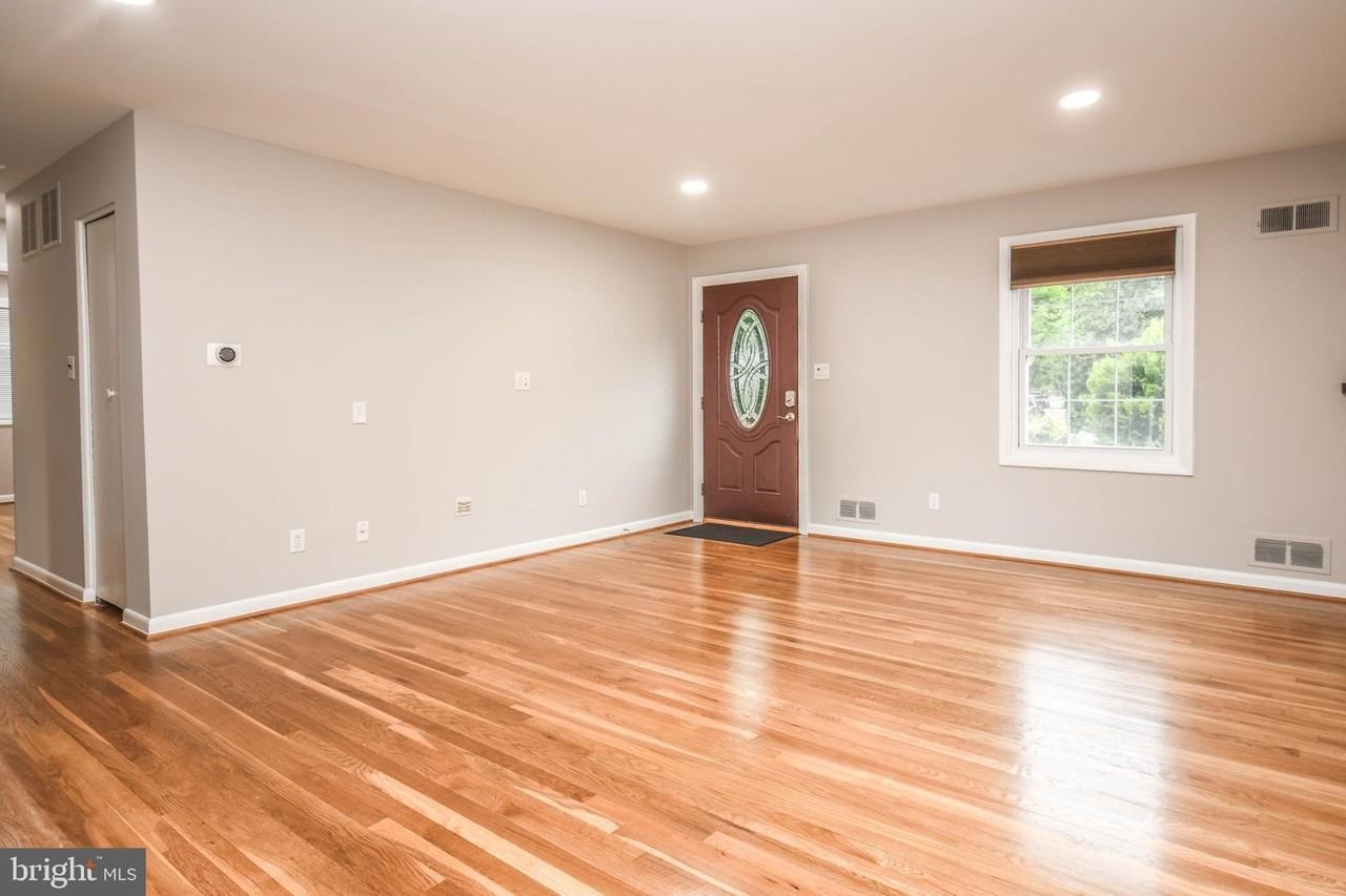 3709 Lawrence Ave - Photo 2 of 36