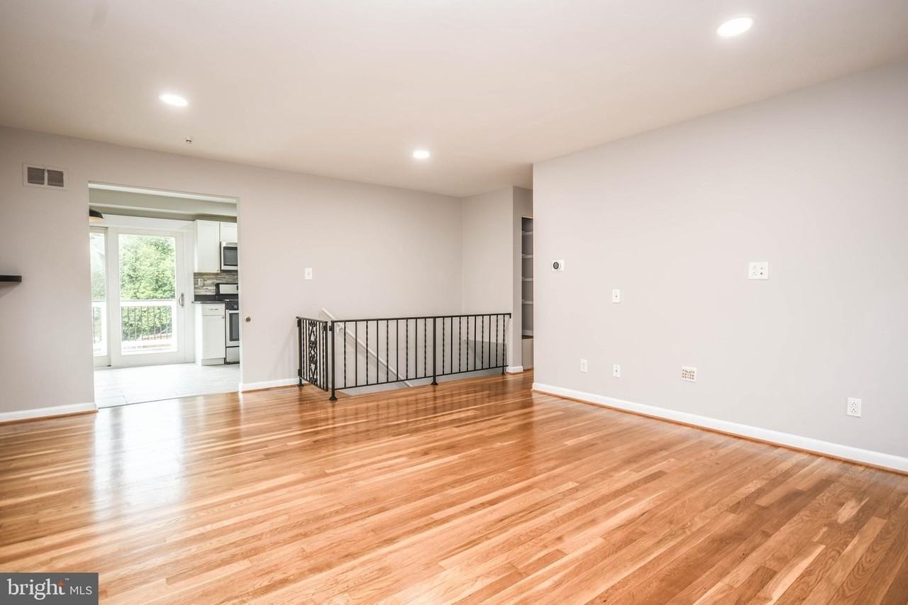 3709 Lawrence Ave - Photo 3 of 36