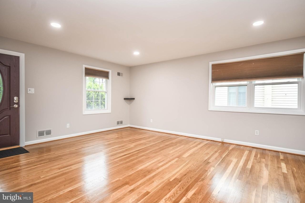 3709 Lawrence Ave - Photo 4 of 36