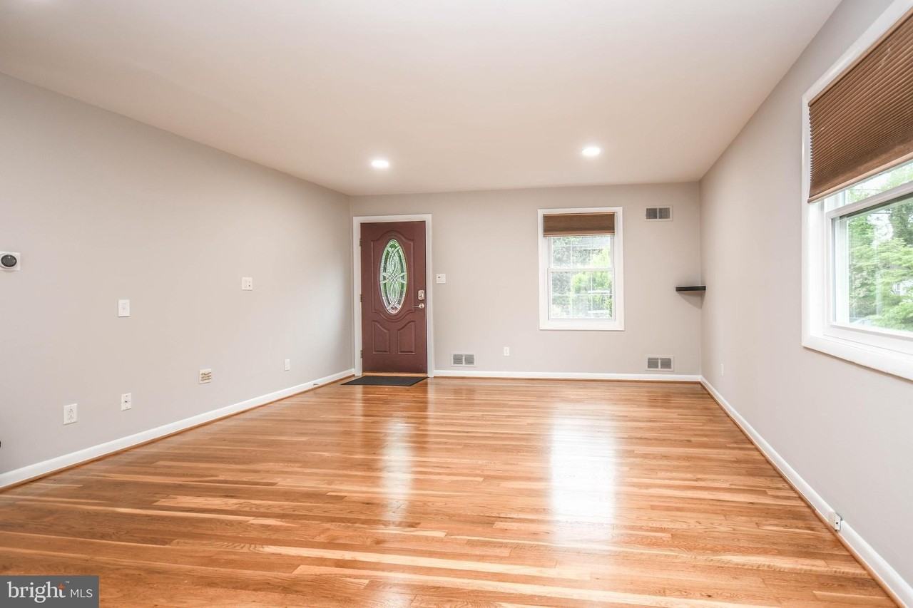 3709 Lawrence Ave - Photo 5 of 36