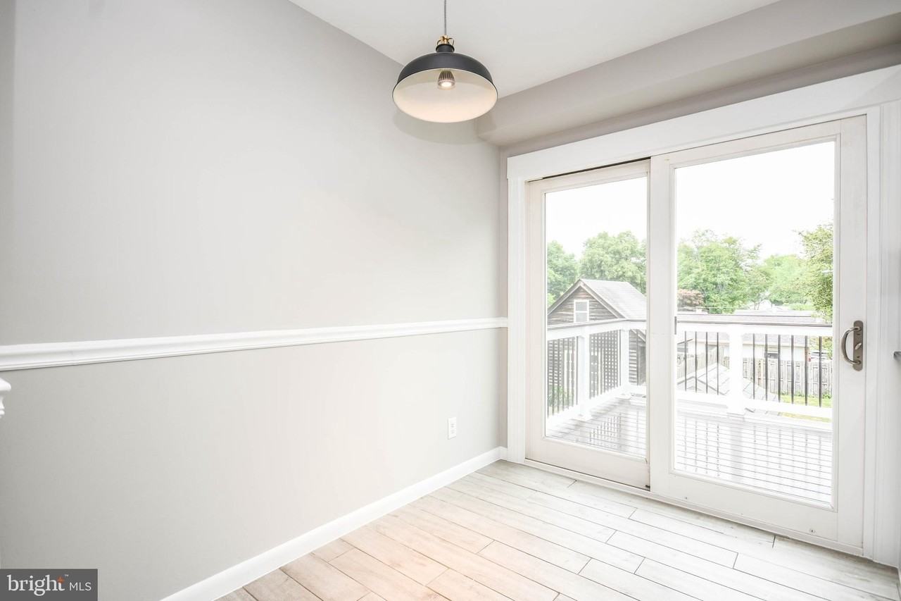 3709 Lawrence Ave - Photo 6 of 36