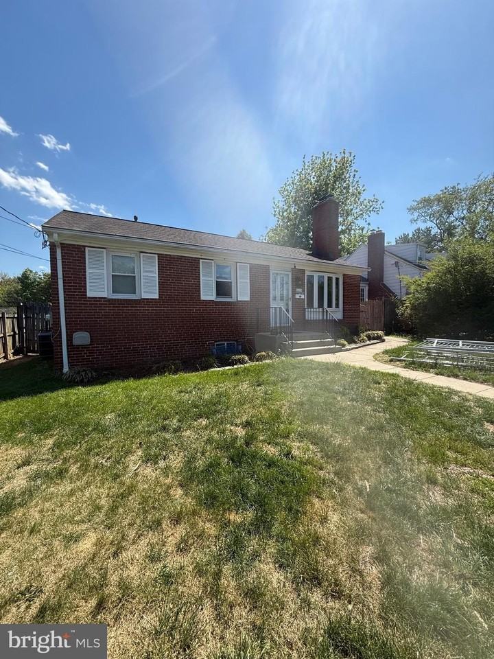 409 Mcarthur Dr - Photo 5 of 15