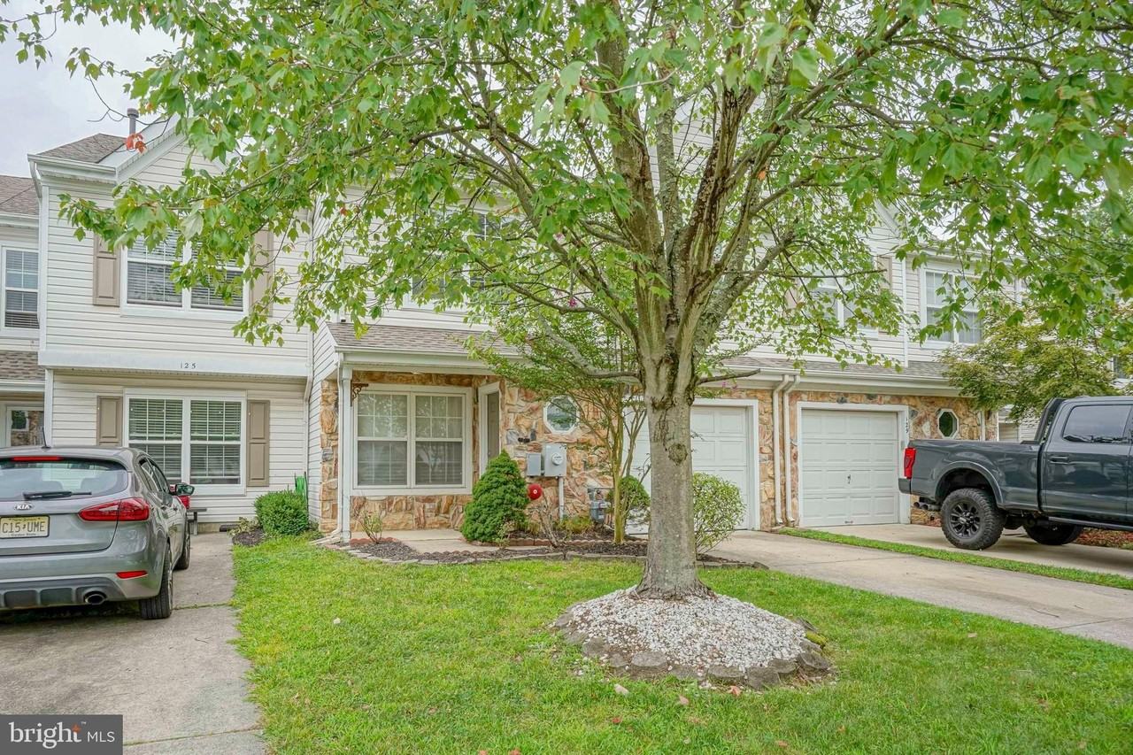 127 Buckingham Way - Photo 2 of 32