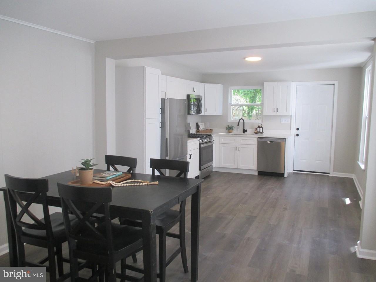 828 Broad St - Photo 3 of 19