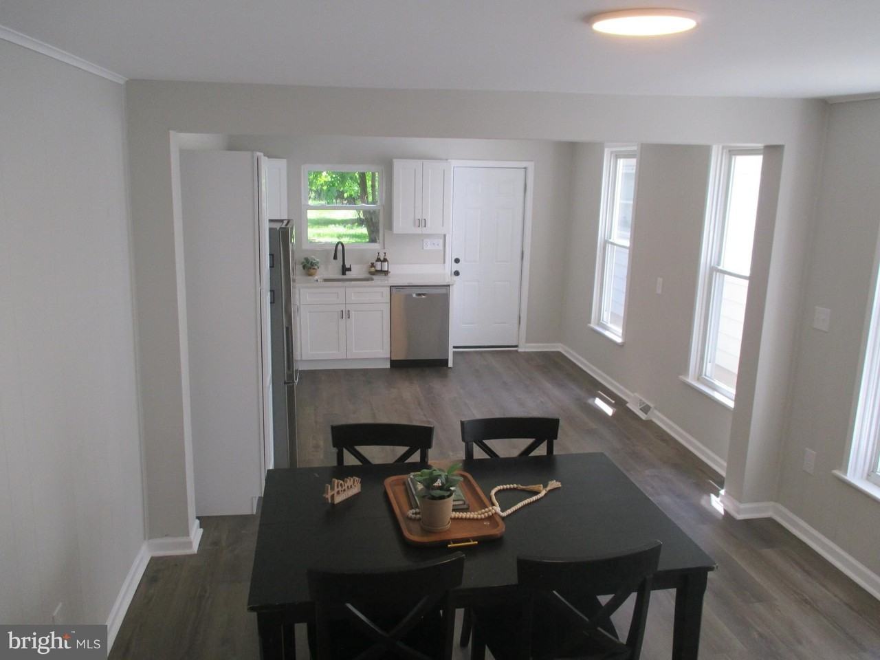 828 Broad St - Photo 4 of 19