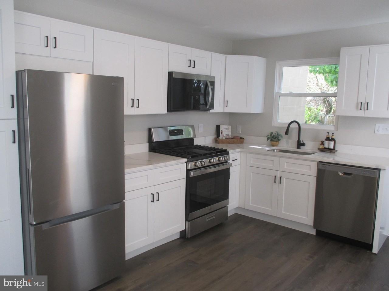 828 Broad St - Photo 6 of 19