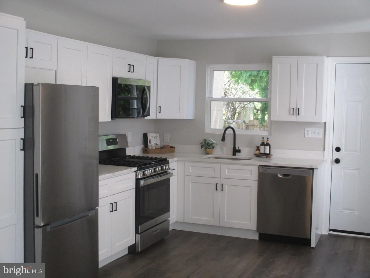 828 Broad St - Photo 7 of 19