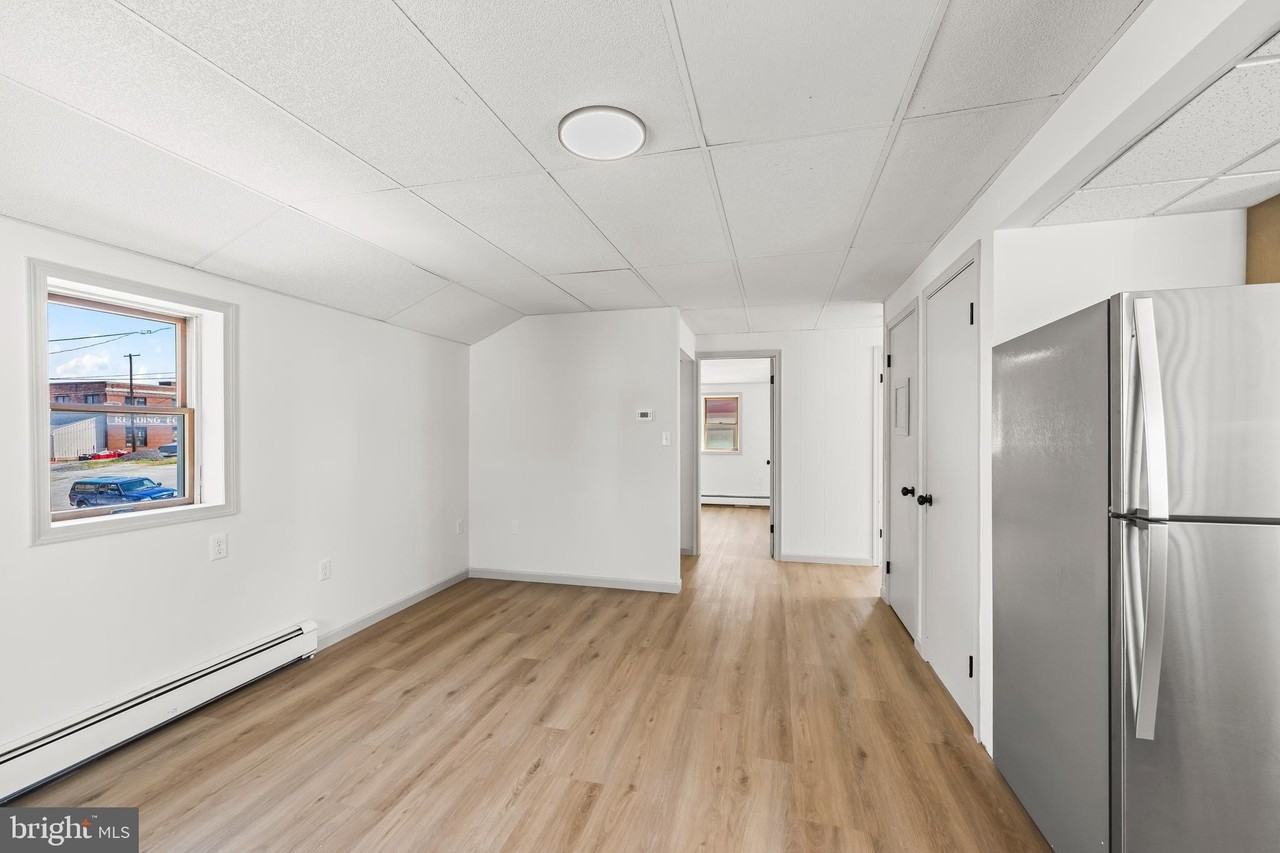 424 Spring St - Photo 7 of 15
