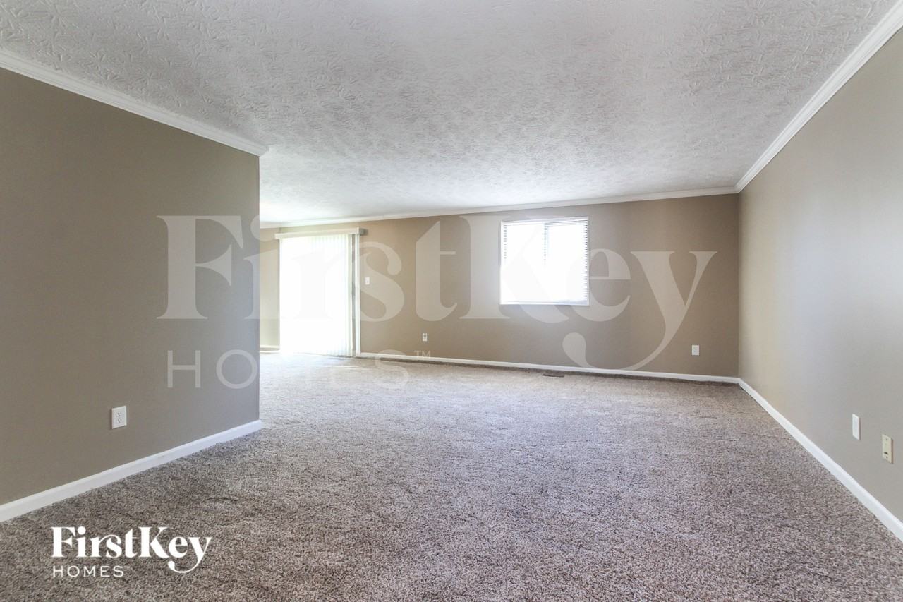 3735 Valley Lake Dr - Photo 3 of 19