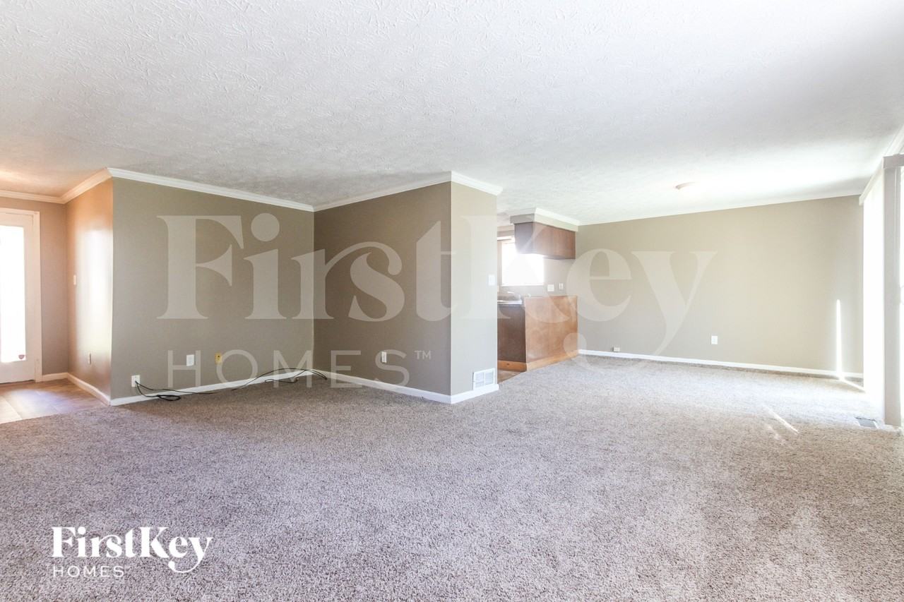 3735 Valley Lake Dr - Photo 5 of 19