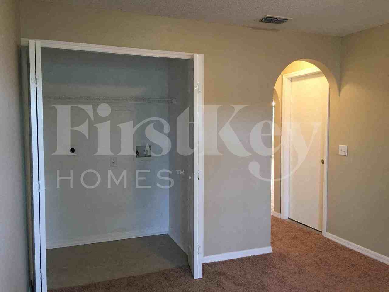 3638 Queens Cove Blvd - Photo 4 of 32