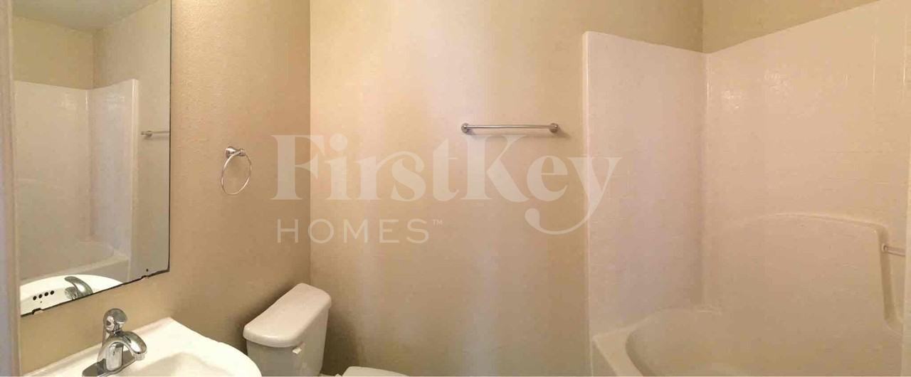 3638 Queens Cove Blvd - Photo 5 of 32