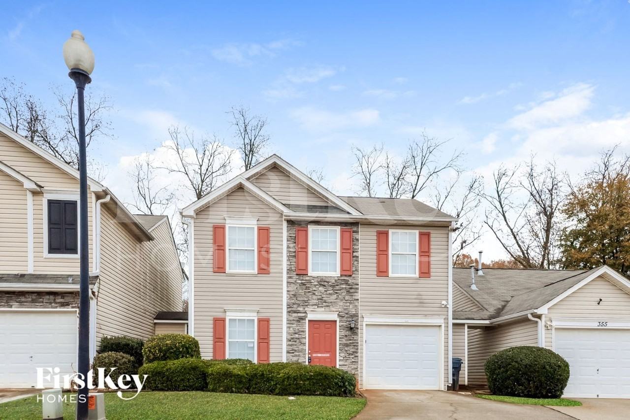 345 Lakeside Cir