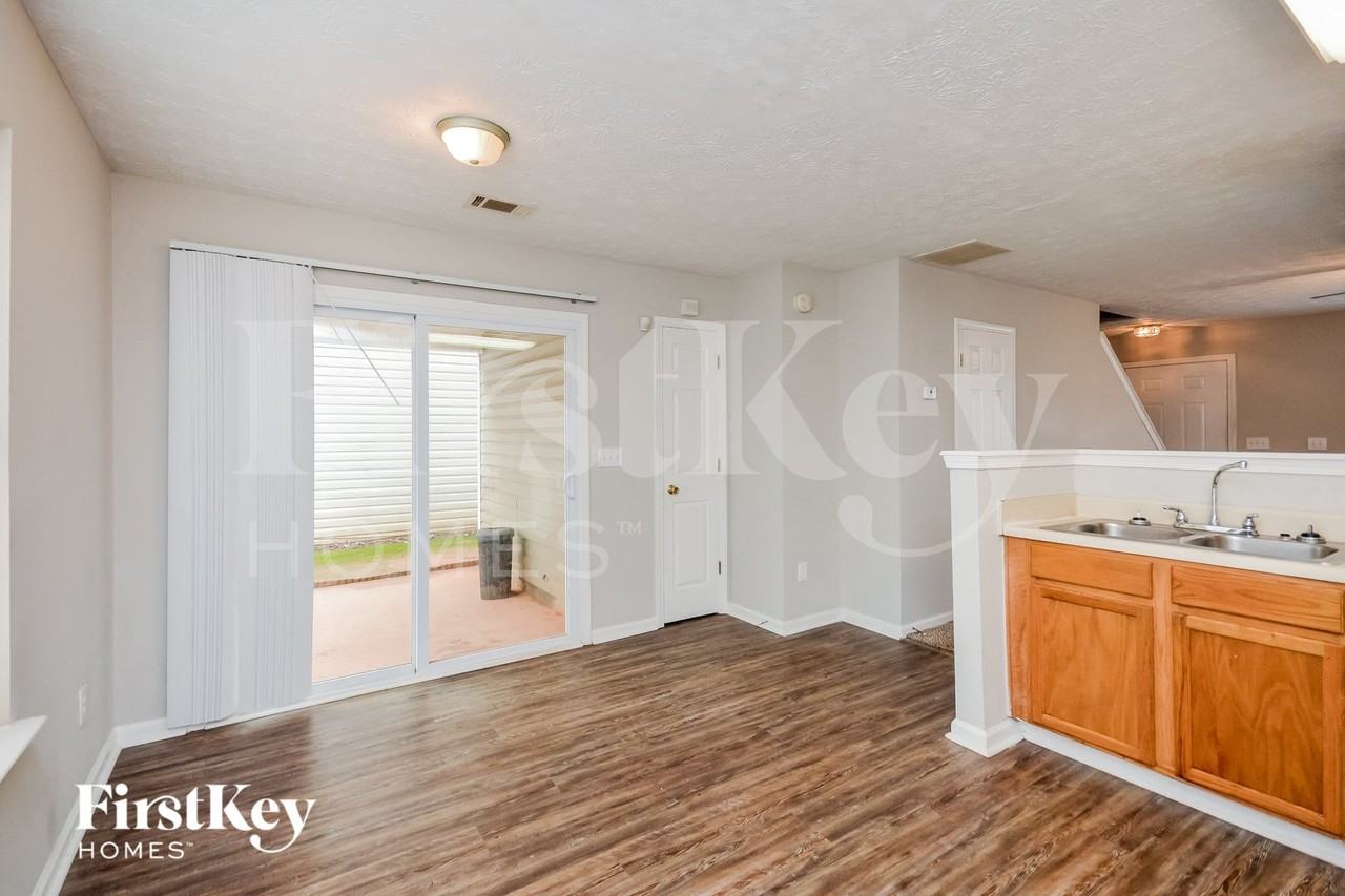 345 Lakeside Cir - Photo 4 of 15