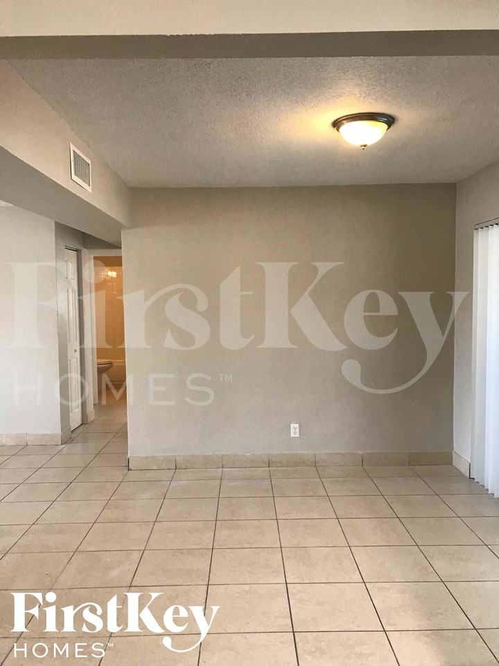 3427 Nw 37th St - Photo 5 of 27