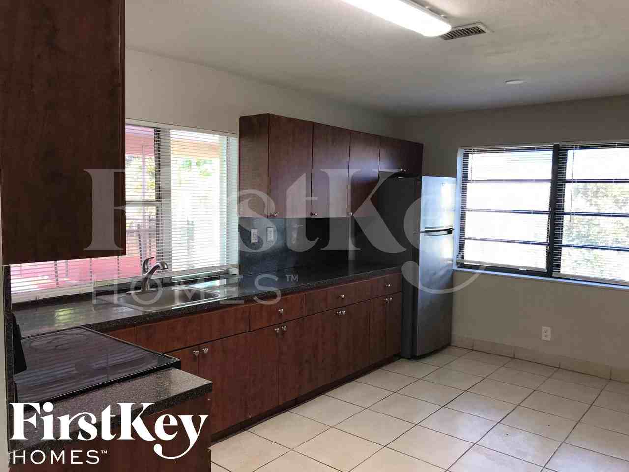 3427 Nw 37th St - Photo 6 of 27