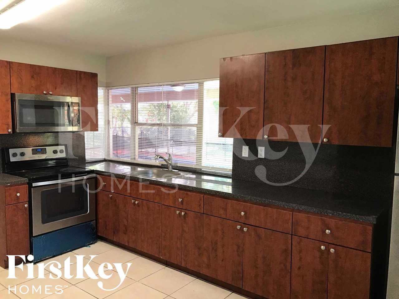 3427 Nw 37th St - Photo 7 of 27